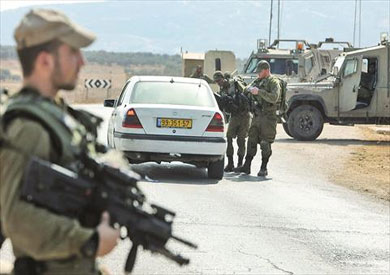 جنود الاحتلال يفتشون سيارة فلسطنيية عند حاجز مغلق يؤدي الى قرية بيت فوريك شرقي نابلس (ا ف ب